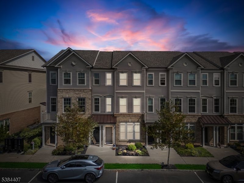 Exterior, Facade, Rowhouse