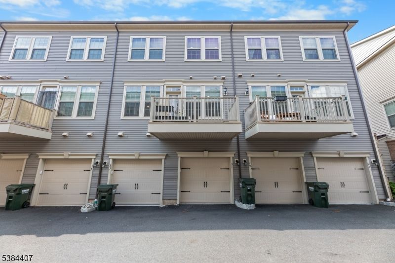 Attached, Exterior, Facade, Rowhouse