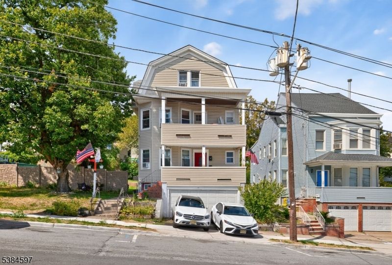 Attached, Exterior, Facade, Queen Anne Victorian