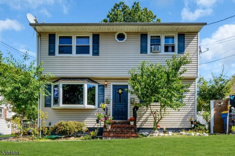 Exterior, Facade, American Foursquare