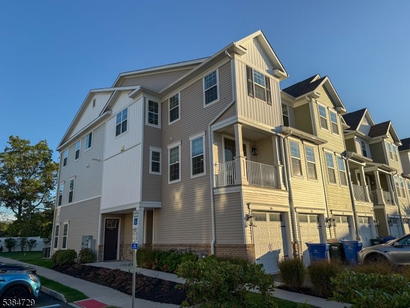 Attached, Exterior, Facade, Rowhouse