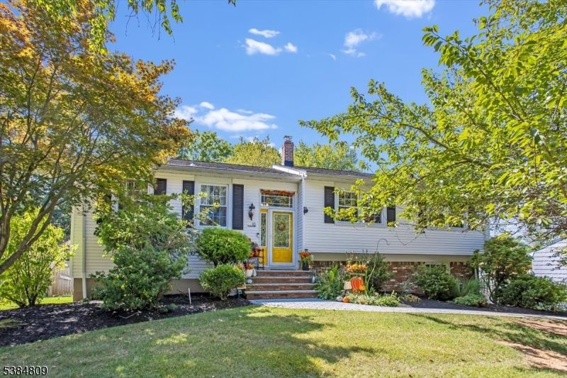 Exterior, Facade, Raised Ranch