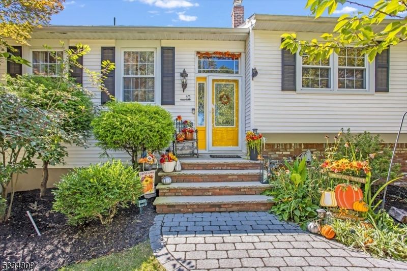 Exterior, Facade, Raised Ranch