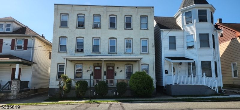 Exterior, Facade, Rowhouse
