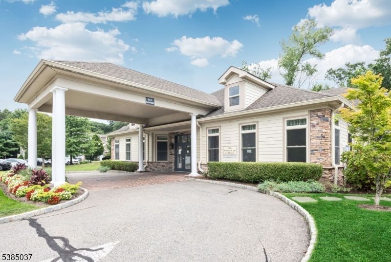 Exterior, Facade, Ranch