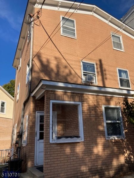 Exterior, Facade, Rowhouse