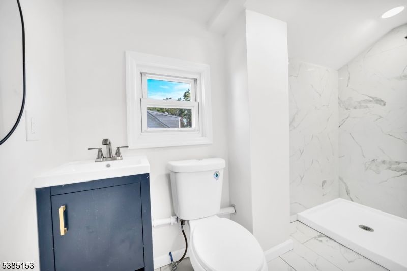 Bathroom, Interior, Marble, Marble Walls, Recessed Lighting