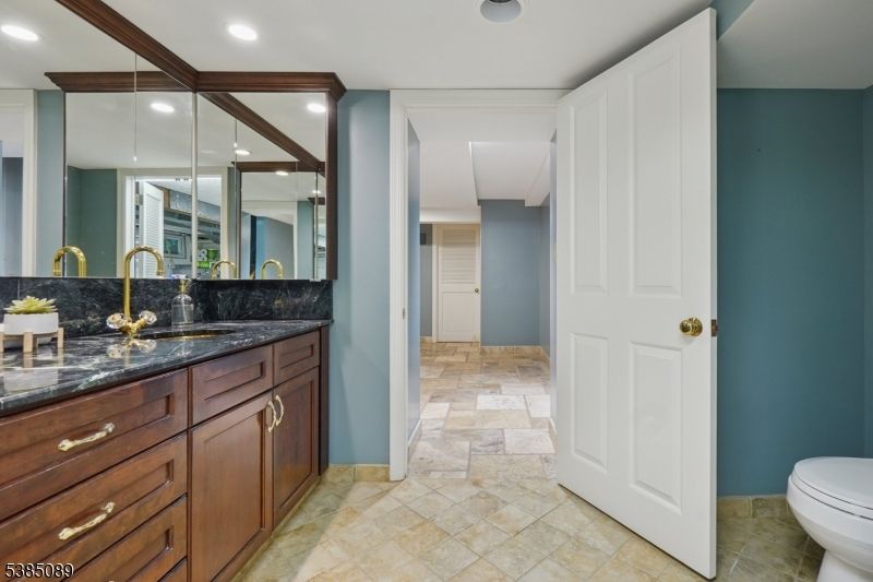 Bathroom, Dual Sink Vanities, Interior, Recessed Lighting