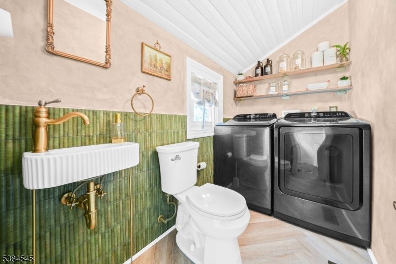 Interior, Washer, Wood Texture Flooring