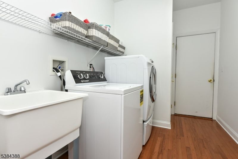 Interior, Washer, Wood Texture Flooring