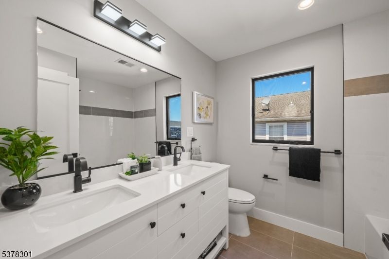 Bathroom, Dual Sink Vanities, Interior, Recessed Lighting