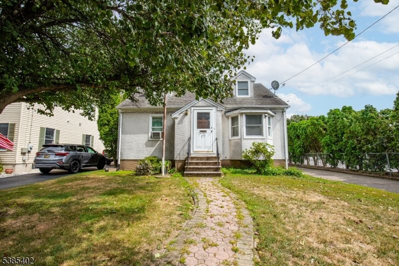 Exterior, Facade, Cape Cod
