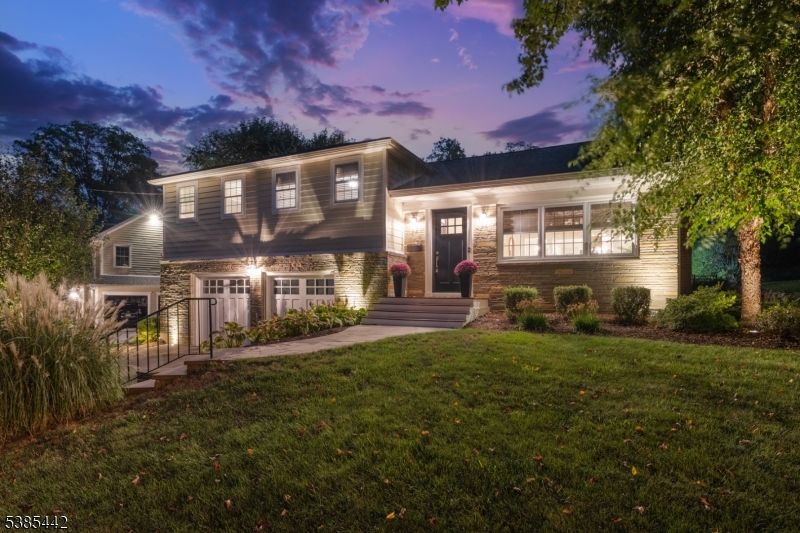 Attached, Exterior, Facade, Split Level