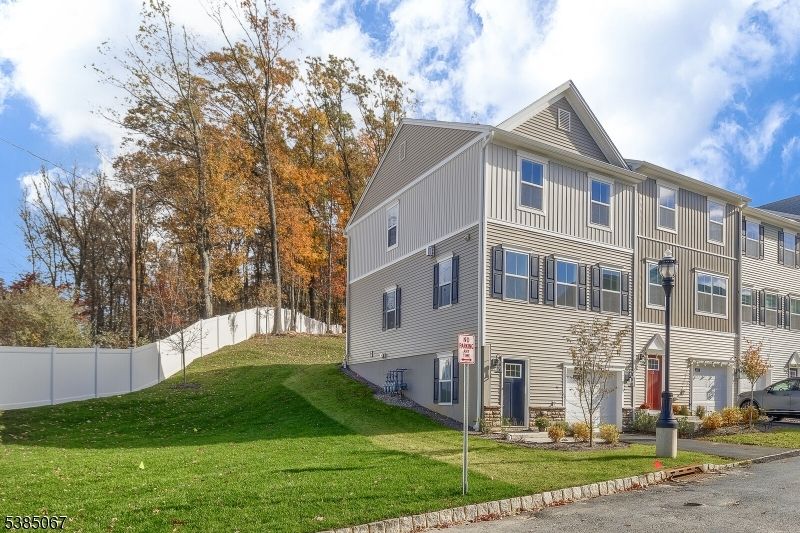 Exterior, Facade, Rowhouse