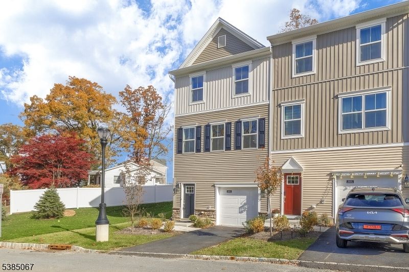 Attached, Exterior, Facade, Rowhouse