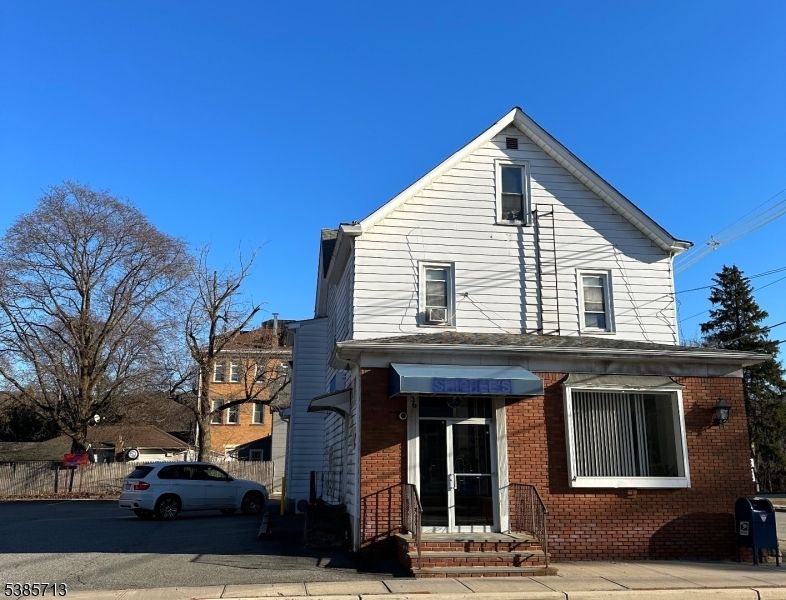 Exterior, Facade, Brick Facade, Farmhouse