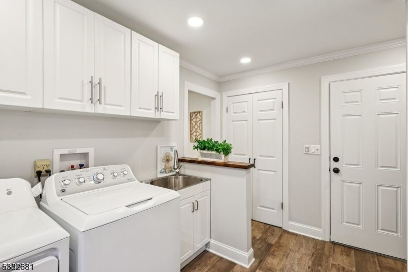 Interior, Recessed Lighting, Washer, Wood Texture Flooring