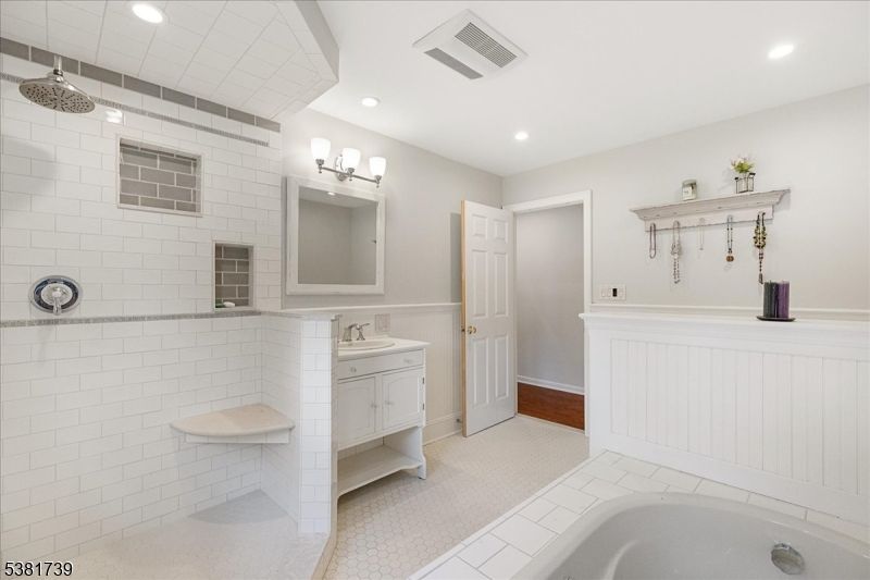 Bathroom, Dual Sink Vanities, Interior, Recessed Lighting