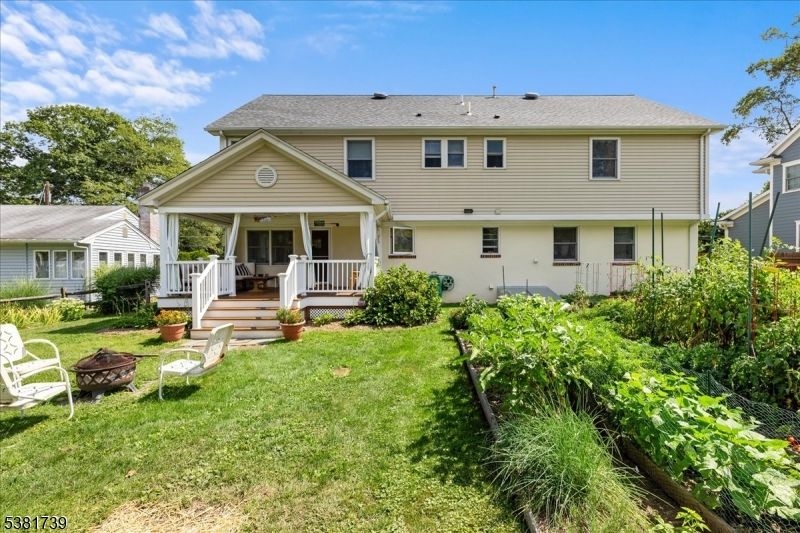 Backyard, Exterior, Facade, American Foursquare