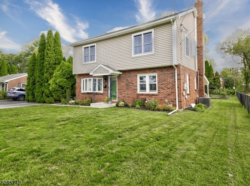 Exterior, Facade, Brick Facade, Split Level