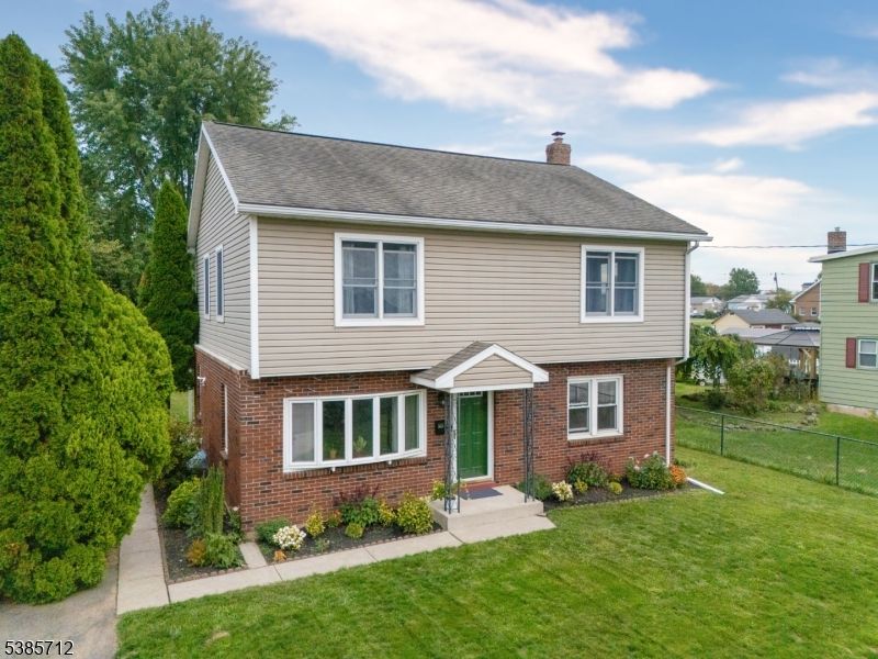 Exterior, Facade, Brick Facade, Split Level