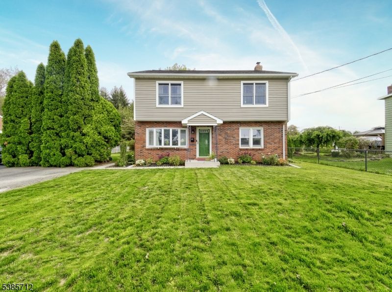 Backyard, Exterior, Facade, Brick Facade, Split Level