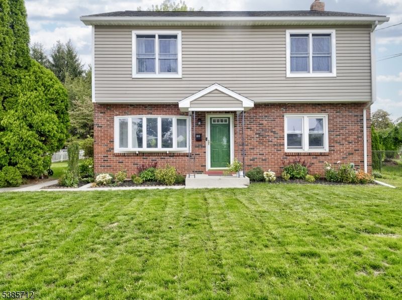 Exterior, Facade, Brick Facade, Split Level