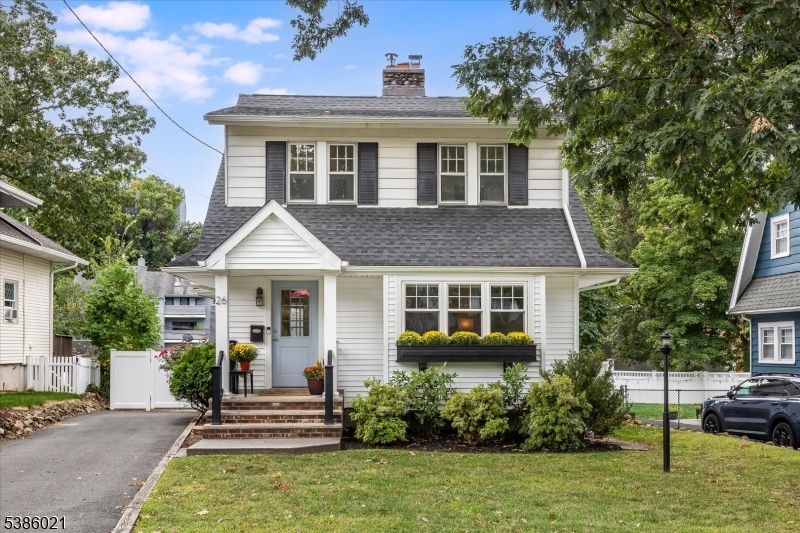Exterior, Facade, American Foursquare