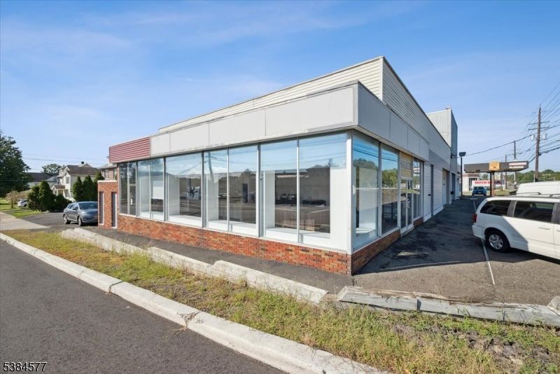 Exterior, Facade, Modern