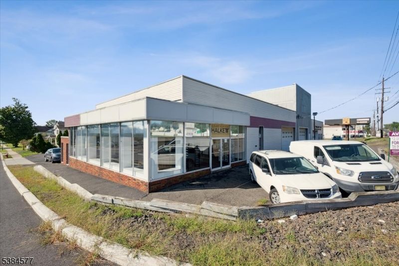 Exterior, Facade, Modern