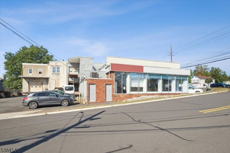 Exterior, Facade, Modern