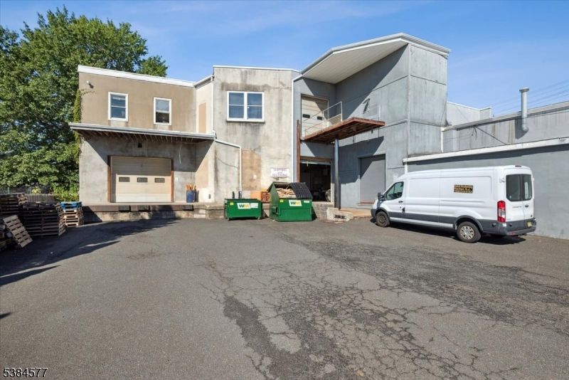 Attached, Exterior, Facade, Modern