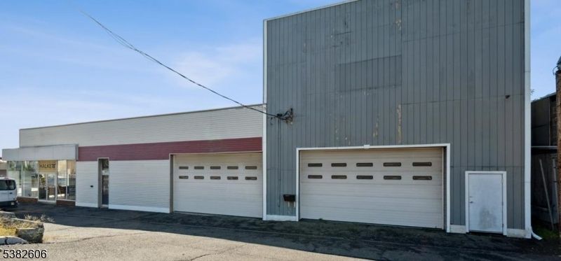 Attached, Exterior, Facade, None