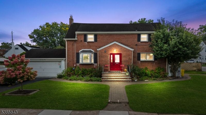 Attached, Exterior, Facade, Brick Facade, Georgian