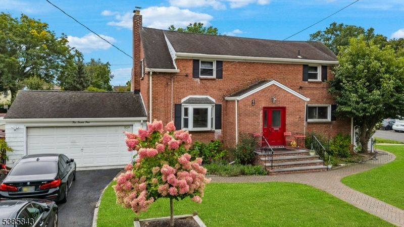 Attached, Exterior, Facade, Brick Facade, Georgian