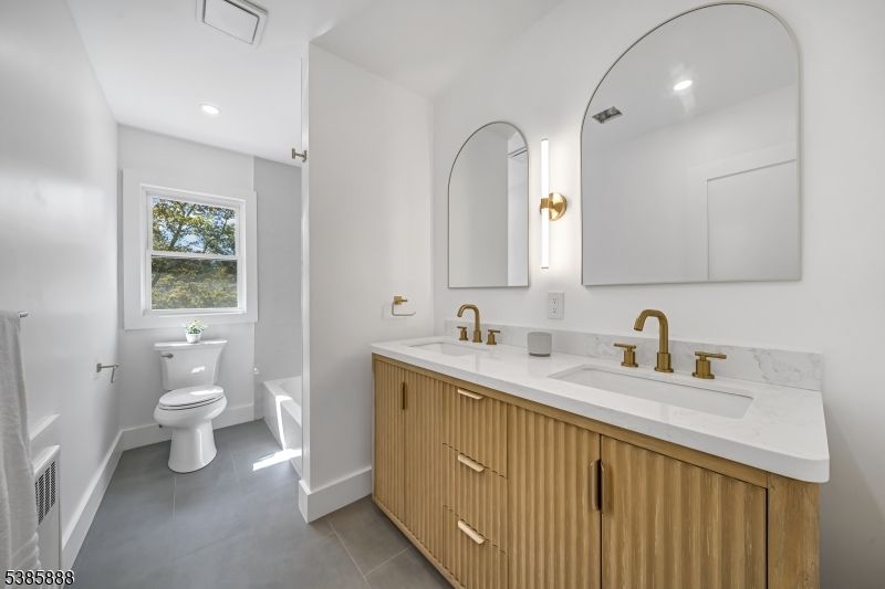 Bathroom, Dual Sink Vanities, Interior, Recessed Lighting
