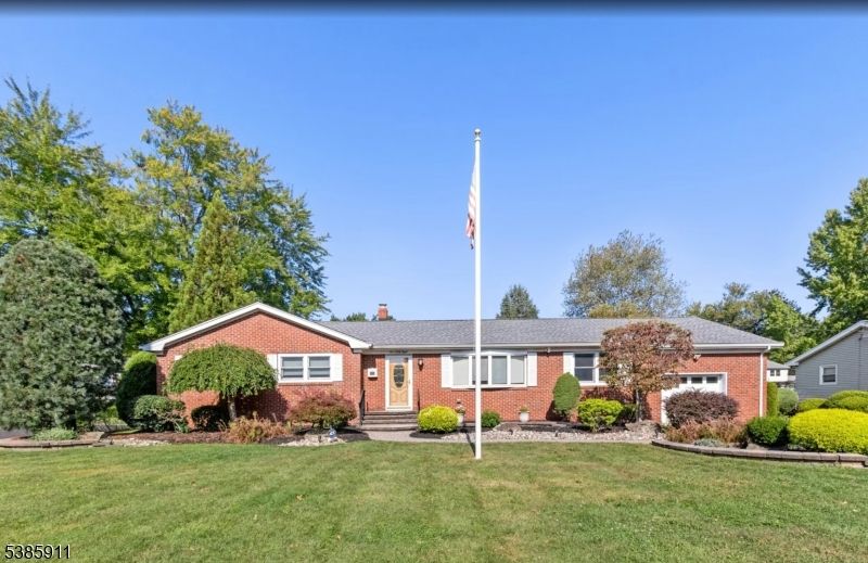 Exterior, Facade, Brick Facade, Ranch