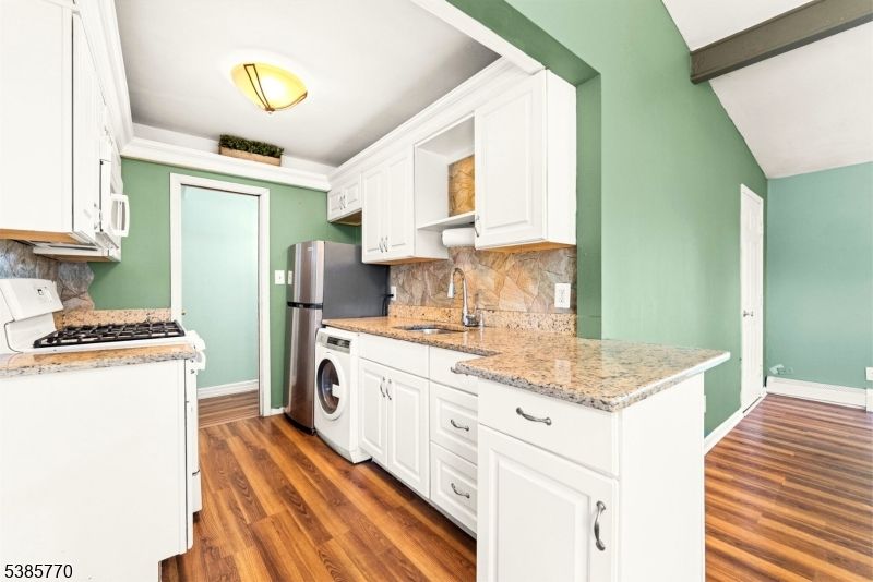 Interior, Kitchen, Washer, Wood Texture Flooring