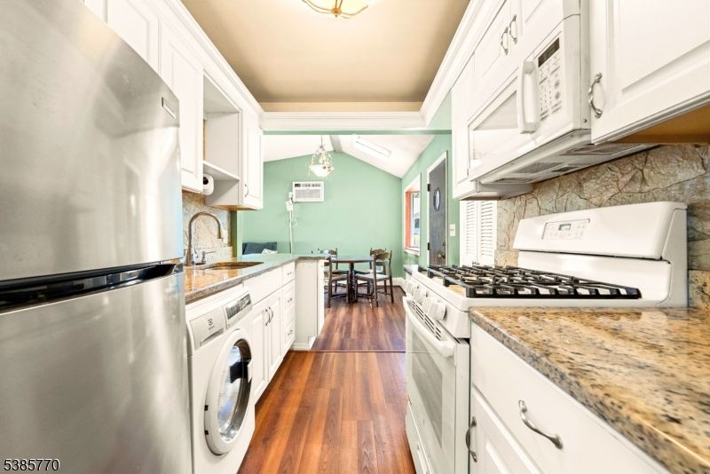 Chandelier, Dining room, Interior, Kitchen, Washer, Wood Texture Flooring