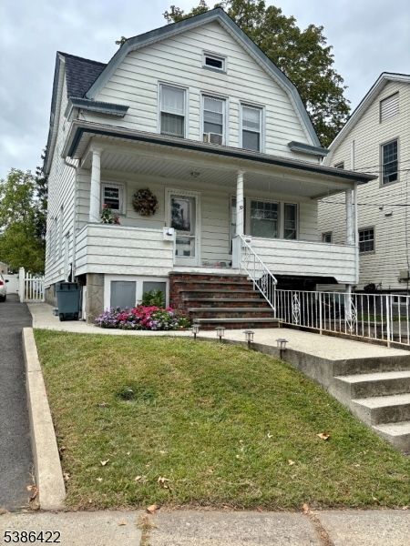 Exterior, Facade, Queen Anne Victorian