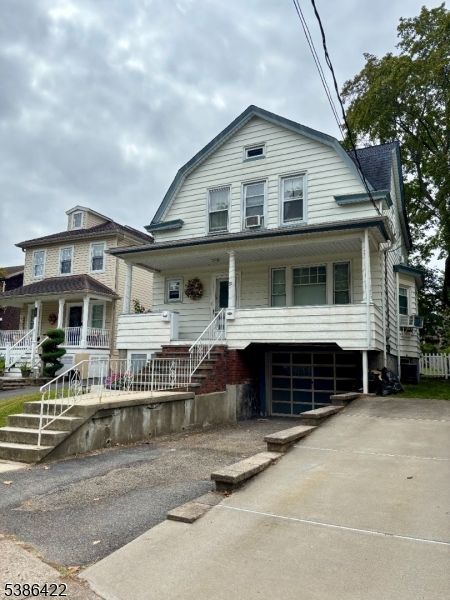 Attached, Exterior, Facade, Queen Anne Victorian