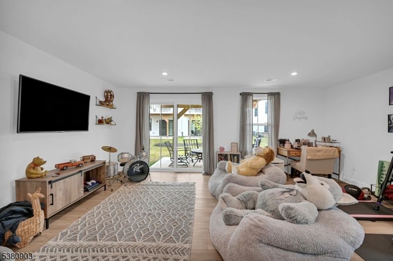 Fitness Equipment, Interior, Living room, Recessed Lighting, Wood Texture Flooring