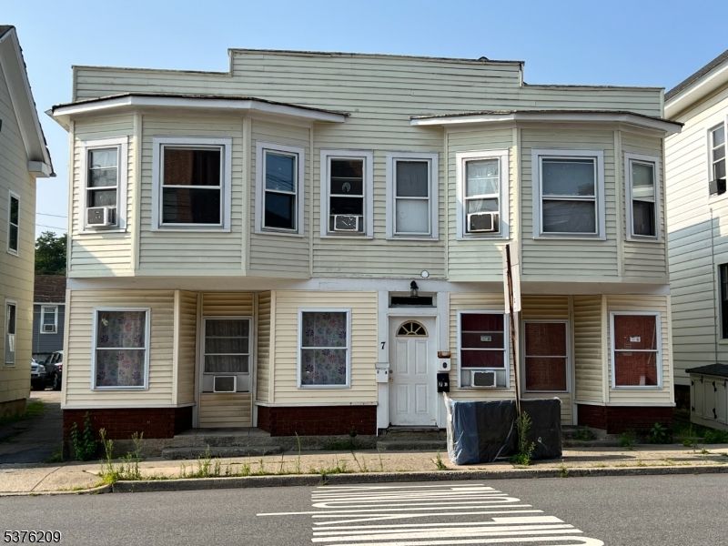 Exterior, Facade, Rowhouse