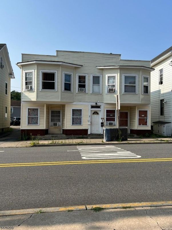 Exterior, Facade, Rowhouse