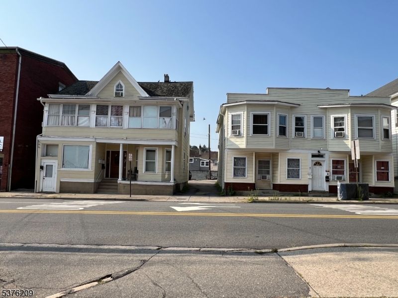 Exterior, Facade, Rowhouse