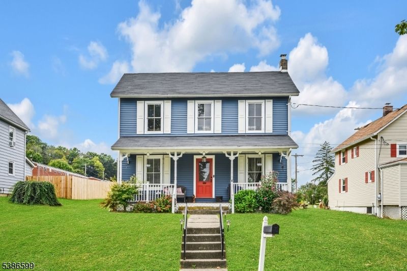Exterior, Facade, American Foursquare