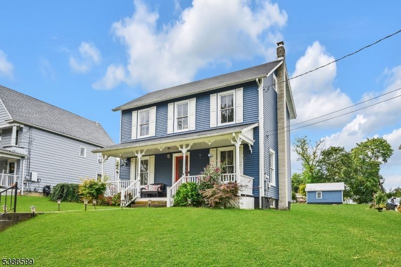 Backyard, Exterior, Facade, American Foursquare