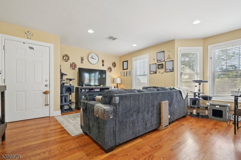 Fitness Equipment, Interior, Living room, Recessed Lighting, Wood Texture Flooring