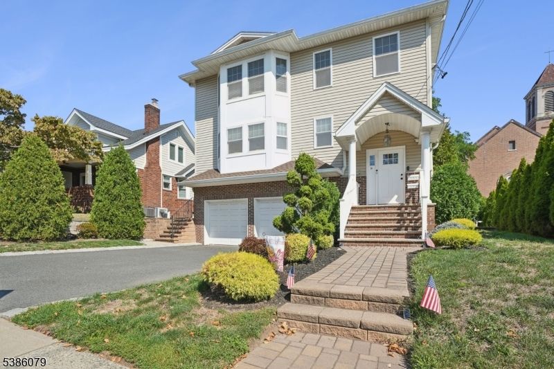 Attached, Exterior, Facade, Brick Facade, Georgian