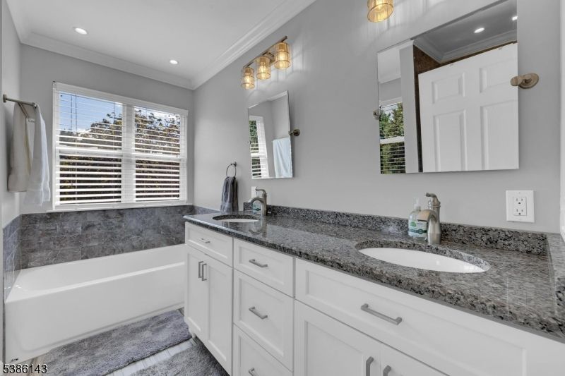 Bathroom, Dual Sink Vanities, Interior, Recessed Lighting